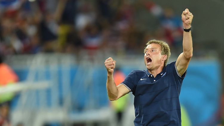 Ihn hielt es nicht auf dem Sitz: Jürgen Klinsmann freut sich total.