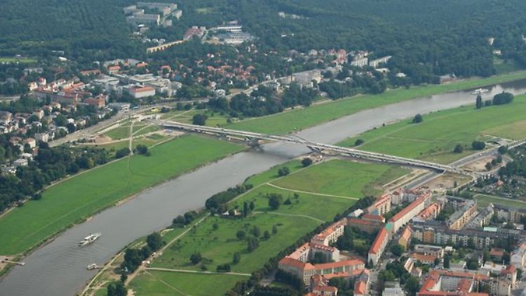Die umstrittene Brücke in Dresden - offizieller Name: Waldschlößchenbrücke.
