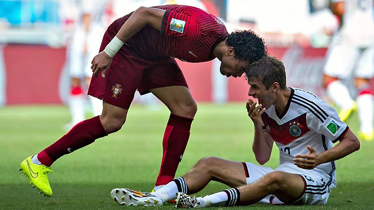 Für Hickersberger eine der Schlüsselszenen des Spiels: die Rote Karte für Portugals Pepe.