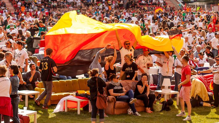 WM-Wohnzimmer in der Alten Försterei in Berlin: Ins Stadion des 1. FC Union können Fans sich ihr eigenes Sofa mitbringen.