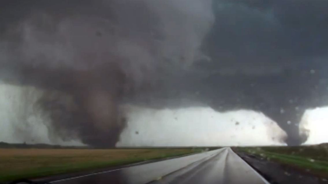 Ein seltenes Schauspiel: Gleich zwei Tornados rasen über Nebraska hinweg und zerstören alles, was im Wege steht.