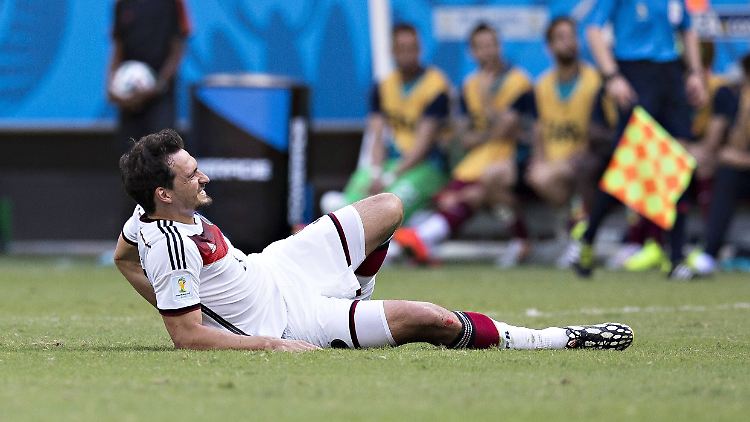In der 73. Minute war Schluss für Mats Hummels. Nach einem Kopfballduell mit dem Portugiesen Eder konnte er nicht weiterspielen.