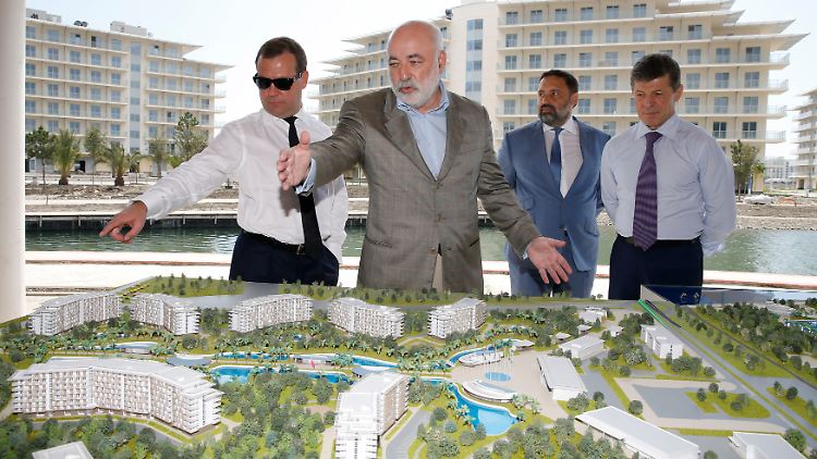 Viktor Vekselberg (2.v.l.) und Russlands Regierungschef Dmitri Medwedew (l.) betrachten im vergangenen Jahr einen Hotelkomplex in Sotschi.