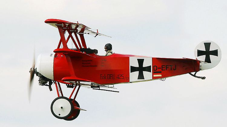 Jagdflugzeuge gehören zu den Neuentwicklungen des Ersten Weltkriegs: Dies ist der Nachbau eines Fokker DR.I-Dreideckers, wie ihn Manfred von Richthofen flog.