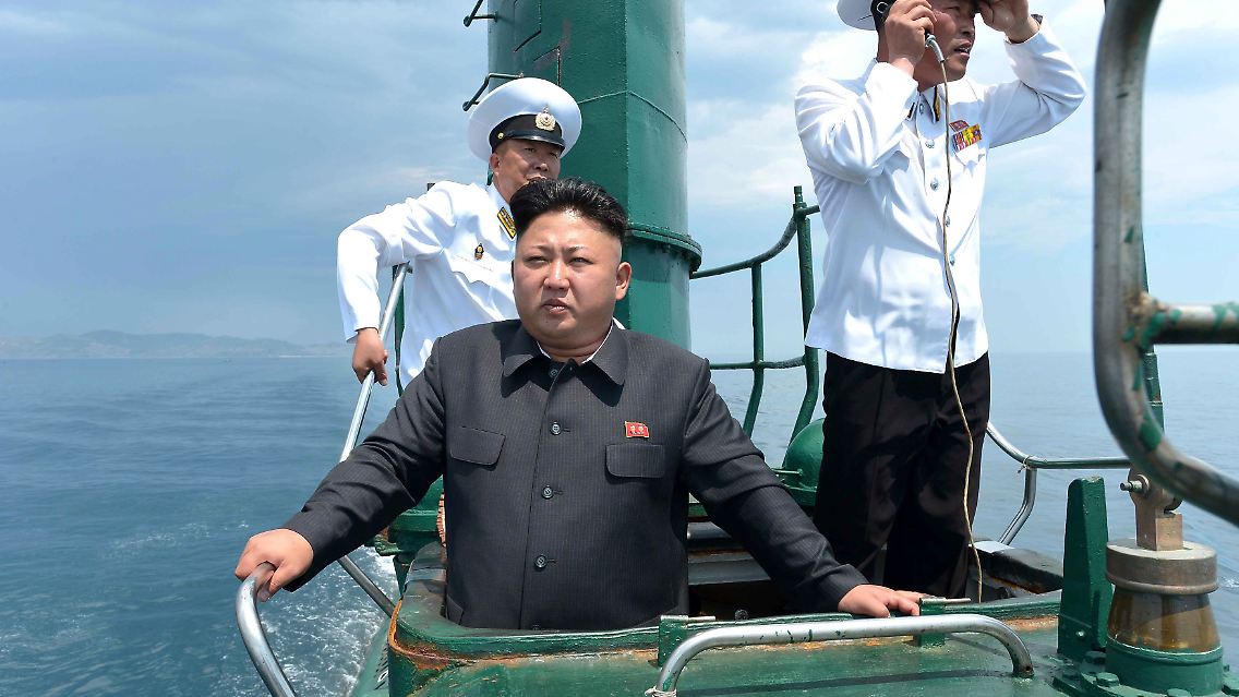 Er hat sogar den einen oder anderen Tipp parat. Laut der staatlichen Nachrichtenagentur KCNA bestimmt er den Kurs des U-Boot und lehrt den Kapitän eine "gute Methode der Navigation".