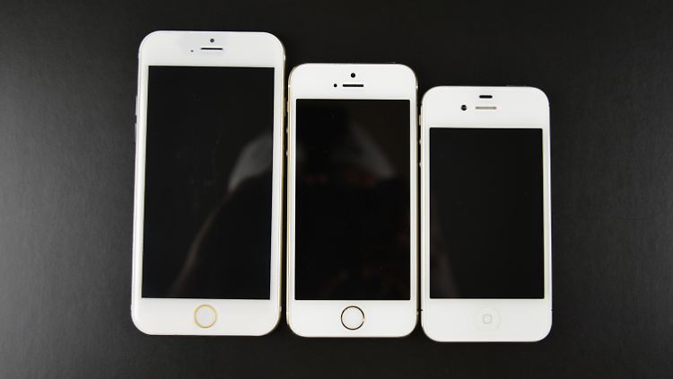 Ein iPhone-6-Dummy mit 4,7-Zoll-Display neben einem iPhone 5s und einem 4er-iPhone.