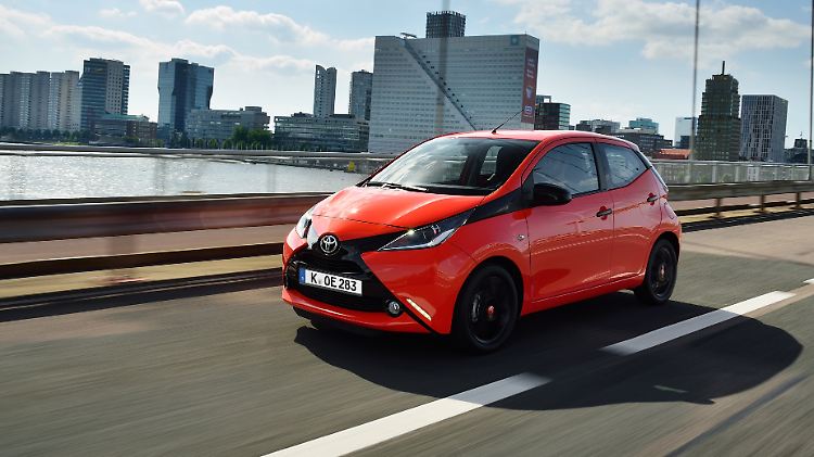 Während Toyota beim Aygo auf aggressive Optik setzt, ...