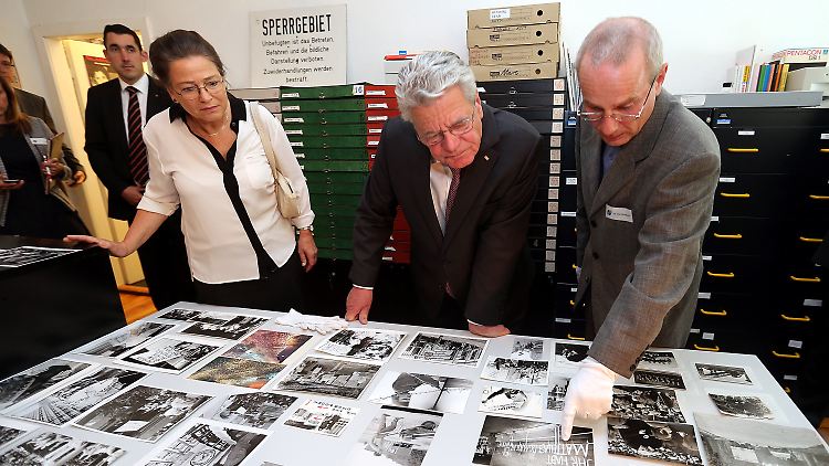 Joachim Gauck besuchte am 17. Juni, dem Jahrestag des DDR-Volksaufstandes von 1953, das Archiv der Robert-Havemann-Gesellschaft.