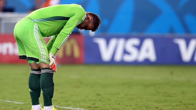 Torhüter Akinfeev nach seinem schweren Patzer: Er wird dieses Spiel schnell vergessen wollen.