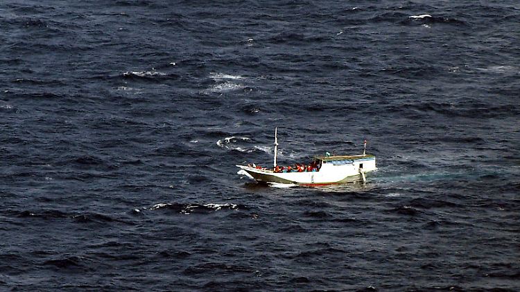 Von dem indonesischen Flüchtlingsboot konnten bislang nur 31 Menschen gerettet werden, 66 weitere werden noch vermisst.