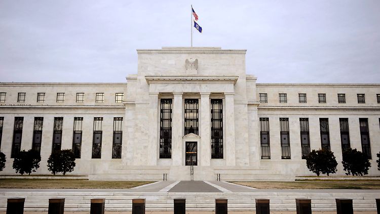 Um die Fed ranken sich viele Gerüchte. Richtig ist: Sie ist keine Behörde, sondern eine Privatveranstaltung. 100 Prozent der Fed-Anteile liegen in den Händen privater Banken. Kein einziger Anteil wird von der Regierung gehalten.