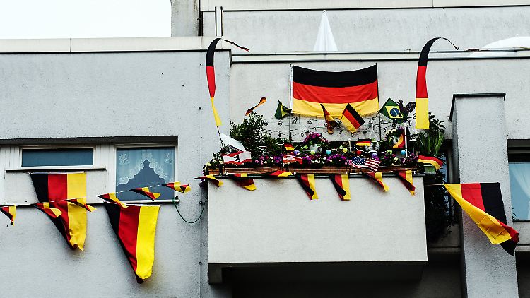 Geschmückter Balkon in Berlin: Aus Fahnen und Wimpelketten könnten Blumen werden.