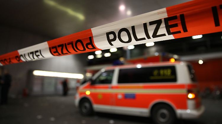 Polizei und Feuerwehr konnten nicht sofort zu dem 21-jährigen Opfer vordringen.