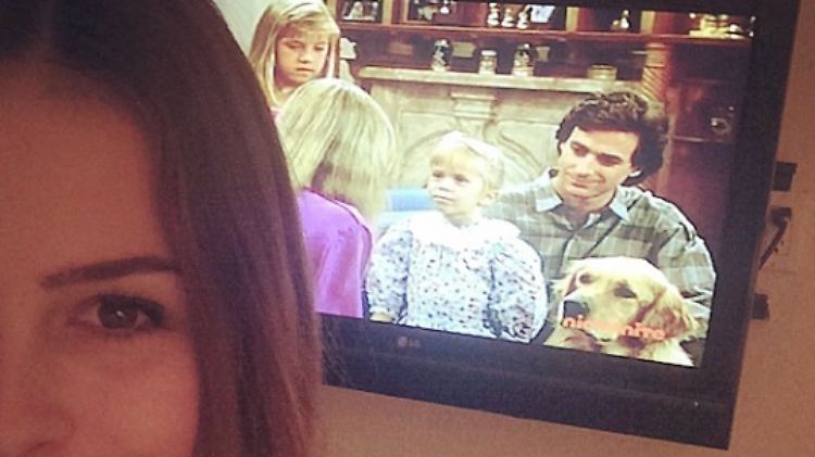 Die 23-jährige Sängerin hält sich derzeit in den USA auf - dem Land, in dem auch ihre Lieblingsserie "Full House" spielt.
