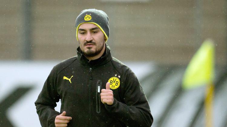 Drei Monate wird Dortmundspieler Gündogan wohl noch mit Reha verbringen.