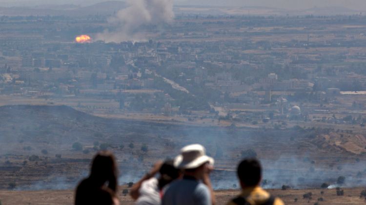 Und manchmal explodiert sogar was: Touristen blicken auf Kuneitra hinab.