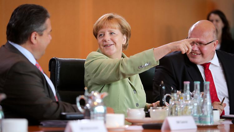Angela Merkel zeigt Sigmar Gabriel wo es langgeht: Weichere Defizit-Regeln soll es nicht geben.