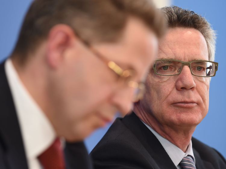 Grund zur Sorge: Verfassungsschutzchef Maaßen (l.) und Innenminister de Maizière stellen den Verfassungsbericht 2013 vor.