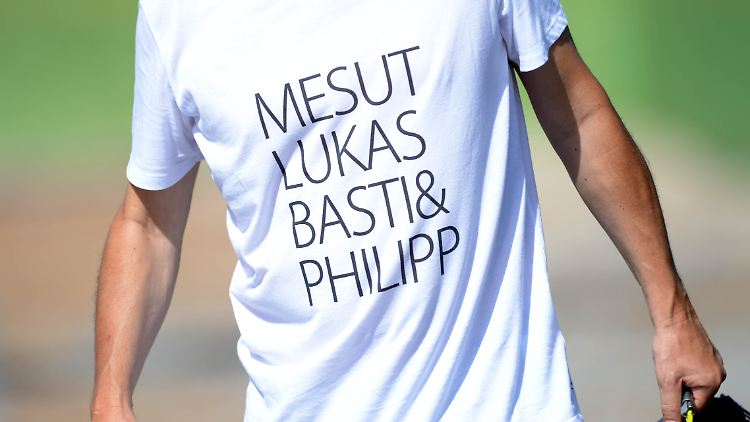 Da haben wir Sie auf die falsche Fährte gelockt. Ein Journalist präsentiert sich beim deutschen Training mit diesem T-Shirt. 