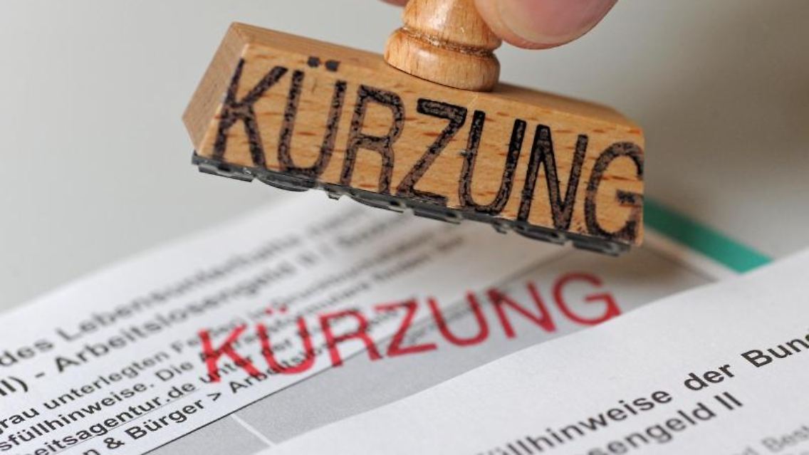Das Sozialgericht Gießen entschied, dass einer alleinerziehenden Mutter der Hartz-IV-Satz nicht gekürzt werden durfte, auch wenn der Vater des Kindes im selben Haushalt lebte. Foto: Andreas Gebert