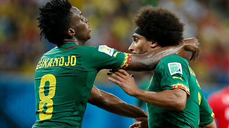Sichtlich uneinig: Benjamin Moukandjo und Teamkollege Benoit Assou-Ekotto.