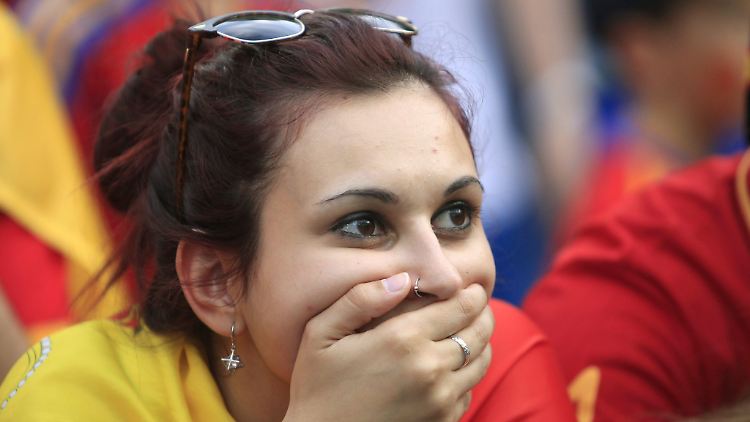 Das Entsetzen ist den spanischen Fans ins Gesicht geschrieben.