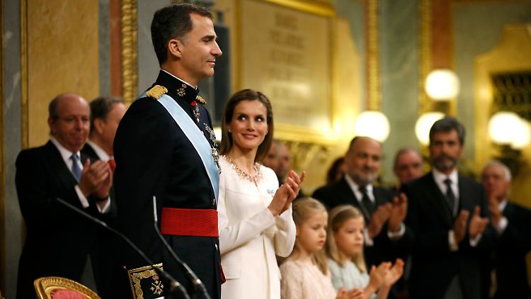 Punkt Mitternacht wurde Felipe zum neuen König von Spanien, seine Frau Letizia zur Königin. Stunden später legte er den Eid ab.
