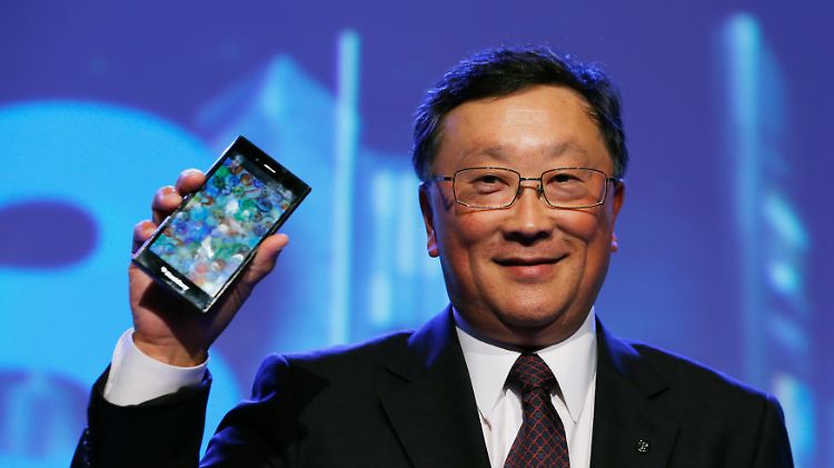 Greifbarer Hoffnungsträger: Blackberry-Chef John Chen mit dem neuen "Z3" für den indonesischen Markt (Archivbild).