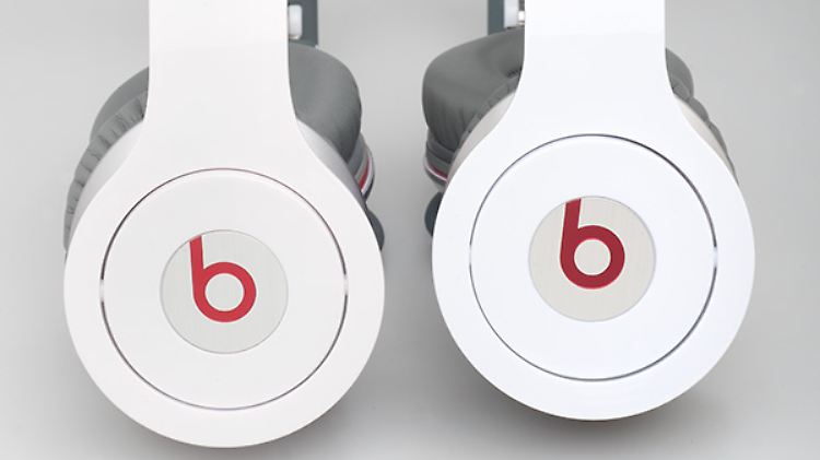 Zwei fast identische Beats by Dr. Dre Solo HD: Beim wahrscheinlichen Plagiat (rechts) ist das "b" dicker und dunkler.