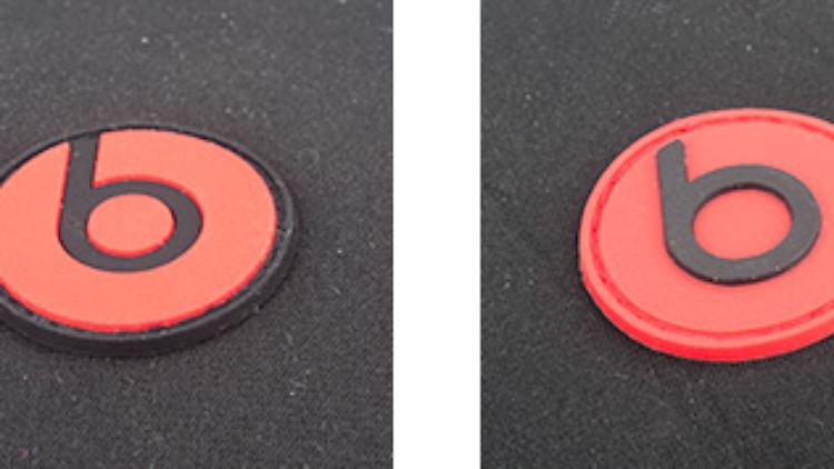 Links das Logo auf der Original-Transporttasche, rechts das Gegenstück des defekten Geräts.