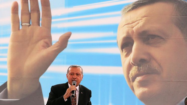 Erdogan vor einem riesigen Konterfei seiner selbst in Wien.