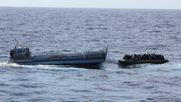 Rettungsaktion der italienischen Küstenwache vor Sizilien.