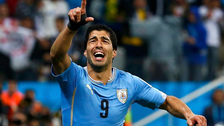 Uruguays wiedergenesener Stürmerstar Suárez hat England an den Rand des WM-K.o. gebracht. 