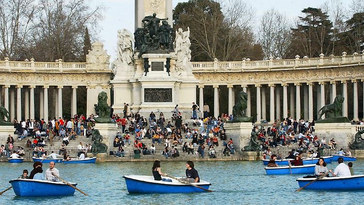Ruderboote im Retiro-Park von Madrid.