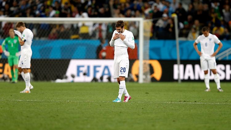 Restlos bedient nach der Niederlage gegen Uruguay: Steven Gerrard, Adam Lallana und Phil Jagielka. (v.l.)