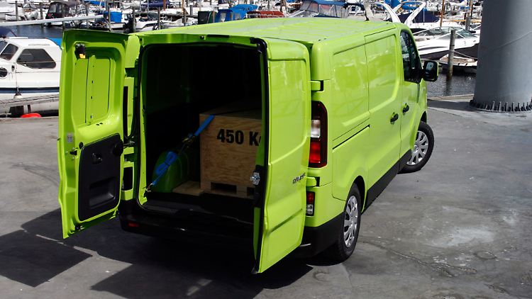 Selbst mit 450 Kilogramm Ladung hängt der Renault Trafic gut am Gas und vermittelt einen munteren Eindruck.