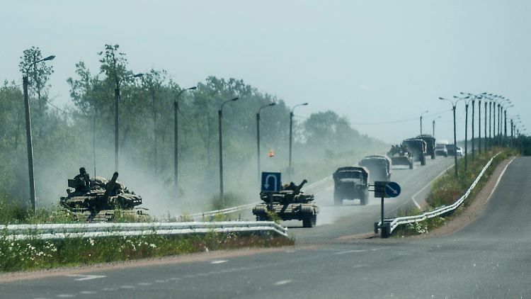 Panzer rollen durch die Donezker Region.