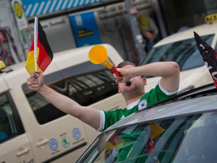 Nach einem gewonnenen WM-Spiel, sind jubelnde Fans auch mit ihrem Auto unterwegs. Bei all der ausgelassenen Stimmung sollte jedoch niemand auf der Straße gefährdet werden.