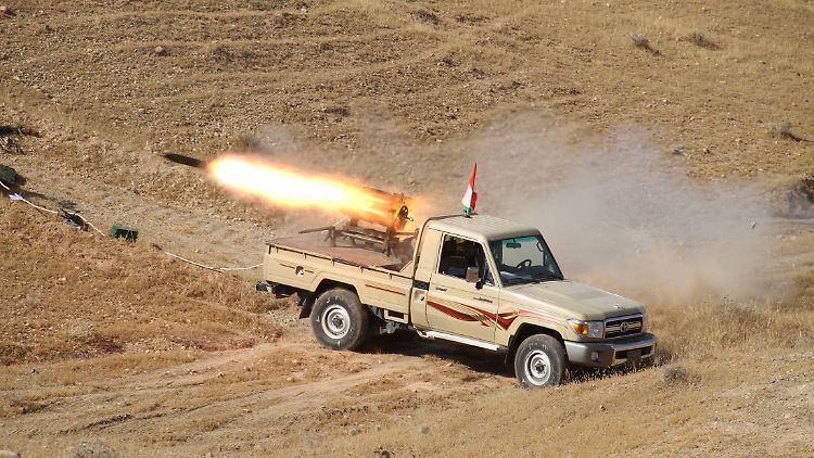 Ein auf einen Pickup montierter Mehrfach-Raketenwerfer im Gefecht mit Isis-Truppen.