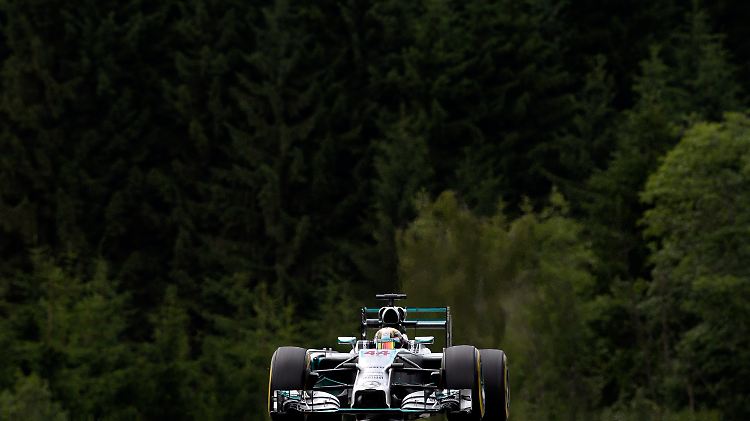 Lewis Hamilton fährt allen davon.
