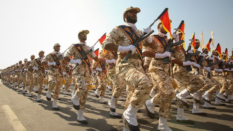 Revolutionsgardisten bei einer Parade.