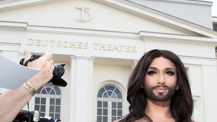 Perfekt gestylt weckt die Gewinnerin des Eurovision Song Contest das Interesse der Journalisten.