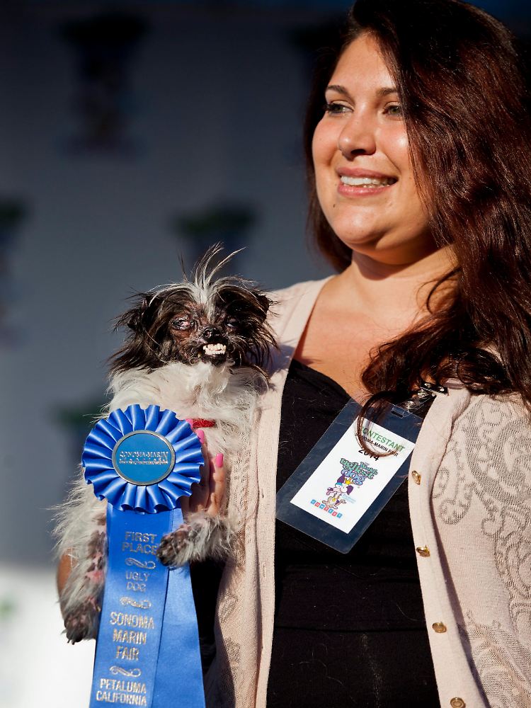 Frauchen ist mächtig stolz auf ihren "Peanut".