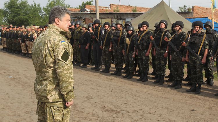 Präsident Poroschenko mit Soldaten: Sein Friedensplan löst Kritik unter hochrangigen Militärs aus.