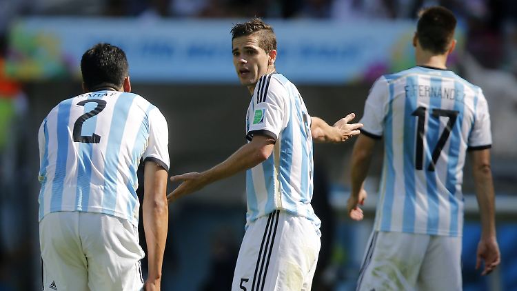 Auch Fernando Gaga weiß nicht so recht, wie man diesen hartnäckigen Argentiniern beikommen soll.