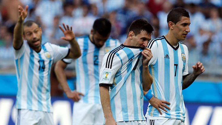 Messi macht den Unterschied - alle anderen Argentinier bis auf den Keeper beschränkten sich aufs Lamentieren.