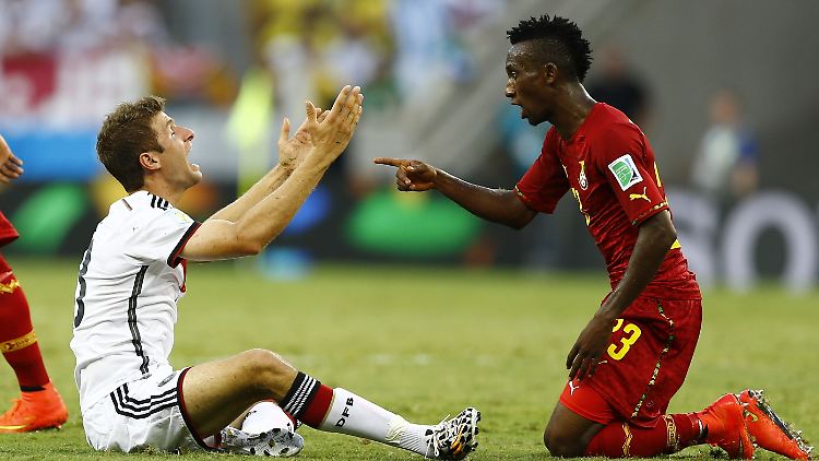 Auf Augenhöhe: Thomas Müller (l) und Harrison Afful im Disput.