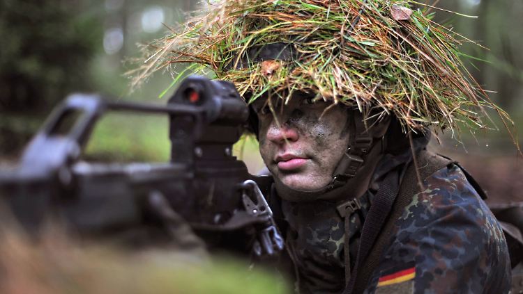 Das G36-Sturmgewehr ist die Standardwaffe der Bundeswehr. Jetzt stoppt das Bundesverteidigungsministerium die Beschaffung, wegen Pannen.