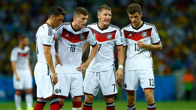 Ich, du, er? Mesut Ozil, Toni Kroos, Bastian Schweinsteiger and Thomas Müller (v.l.) knobeln einen Freistoßschützen aus. Letztlich dürfen drei antäuschen und einer schießen - erfolglos.