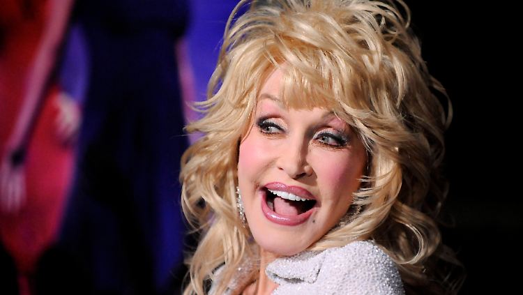 Countrysängerin Dolly Parton nimmt ihre Patentochter Miley Cyrus in Schutz.